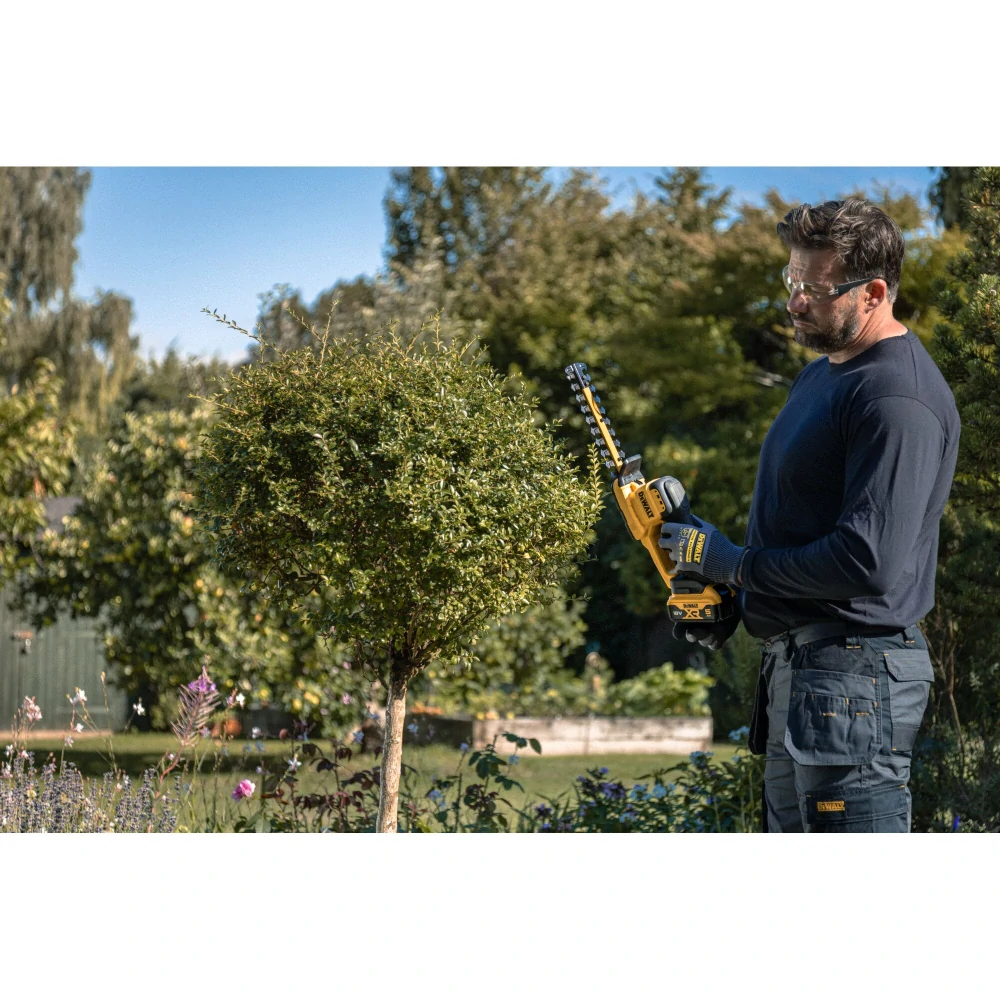 Aku kompaktní nůžky na živé ploty Dewalt DCMHT520 N