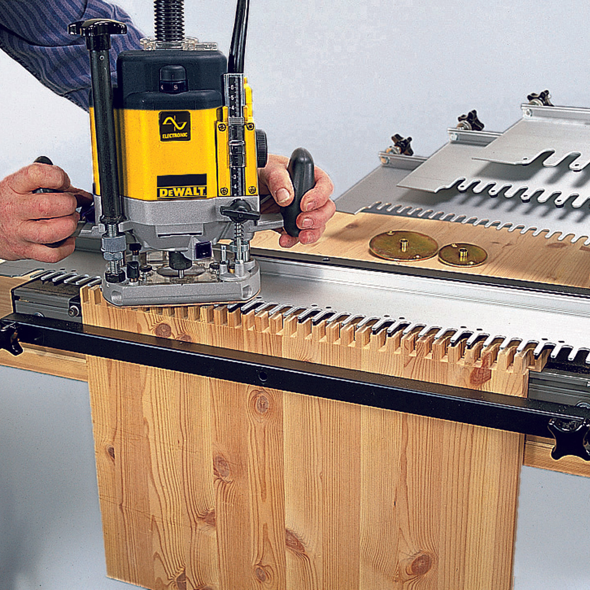 Vrchní frézka s regulací otáček Dewalt DW625 EK