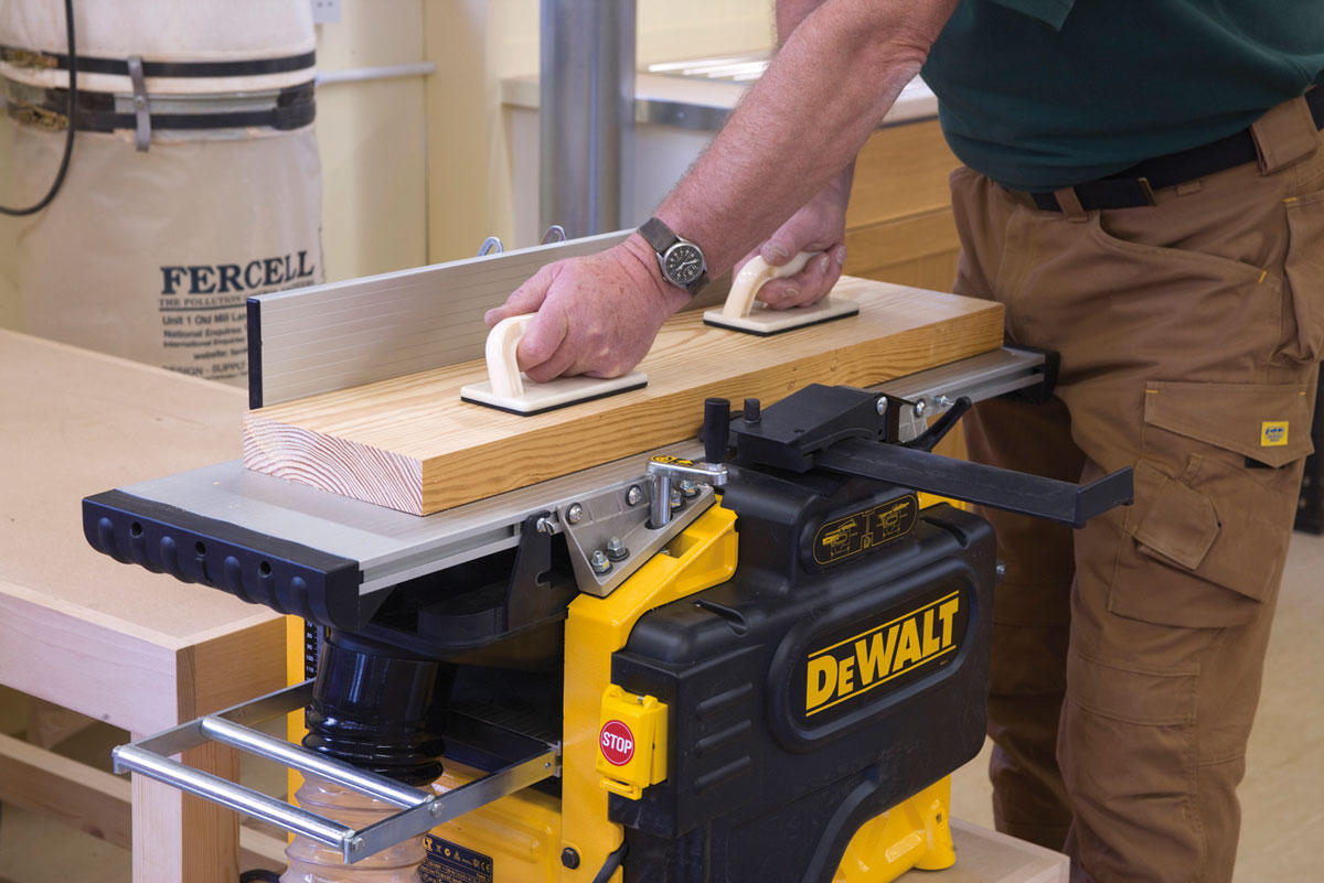 Hoblovka - tloušťkovačka DeWalt D27300