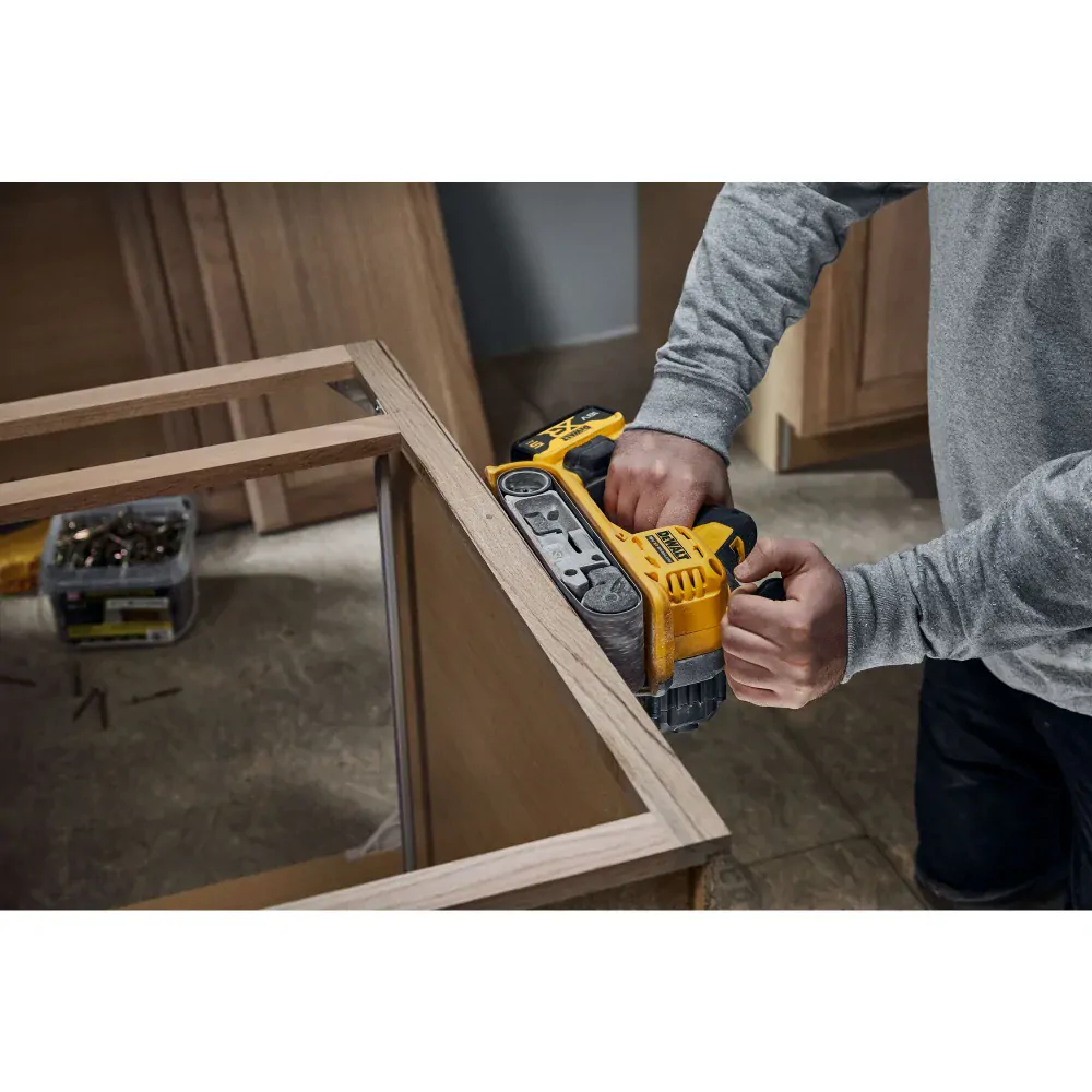 Elektronická aku pásová bruska 75x533 mm Dewalt DCW220 NT
