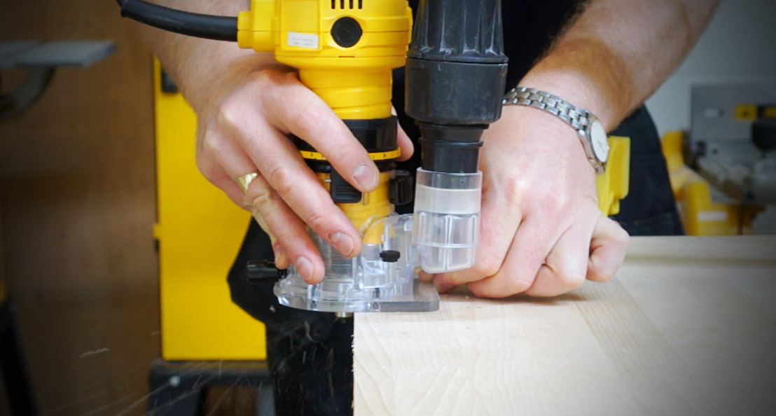 Ohraňovací frézka Dewalt DWE6005