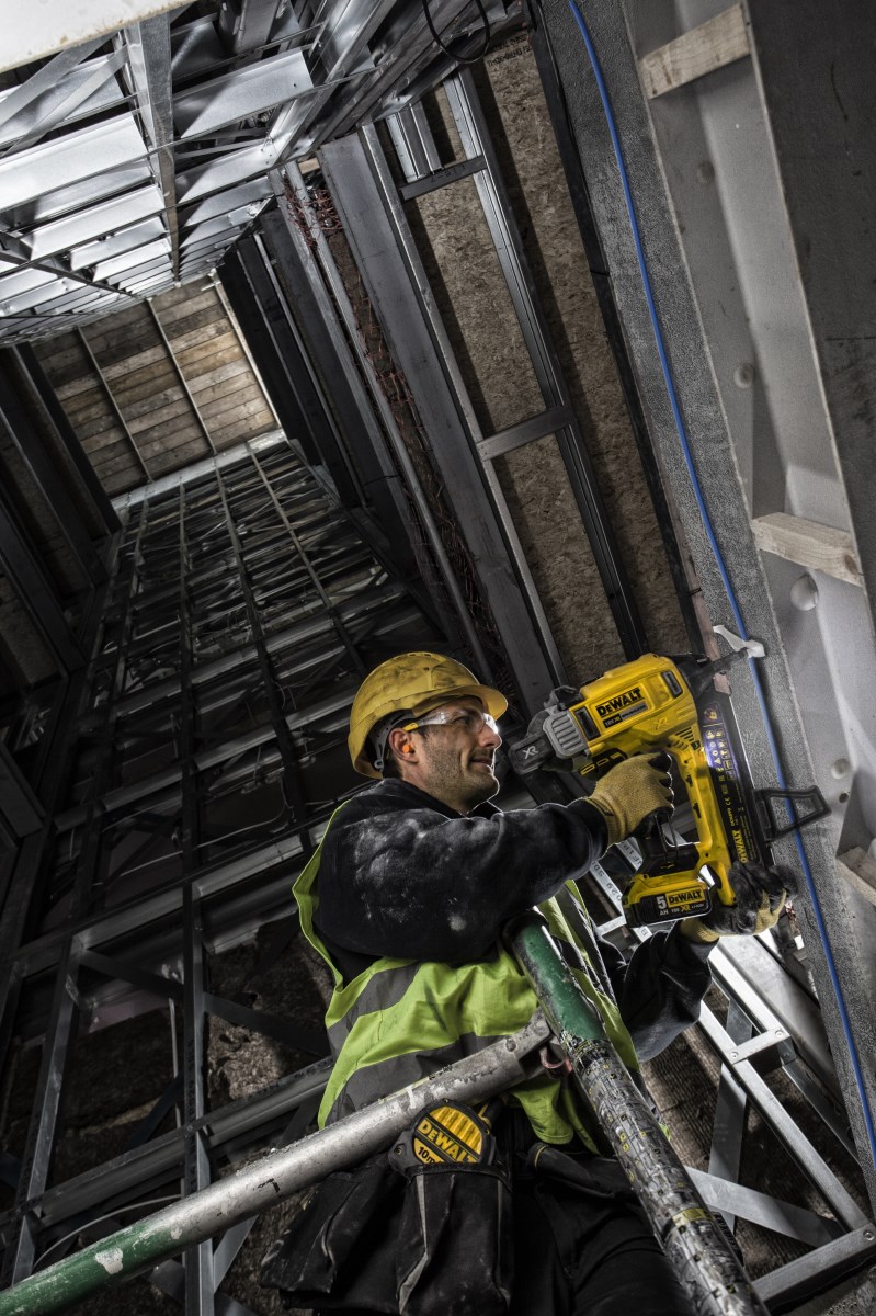 Bezuhlíková nastřelovací pistole do betonu DeWalt  DCN890 P2