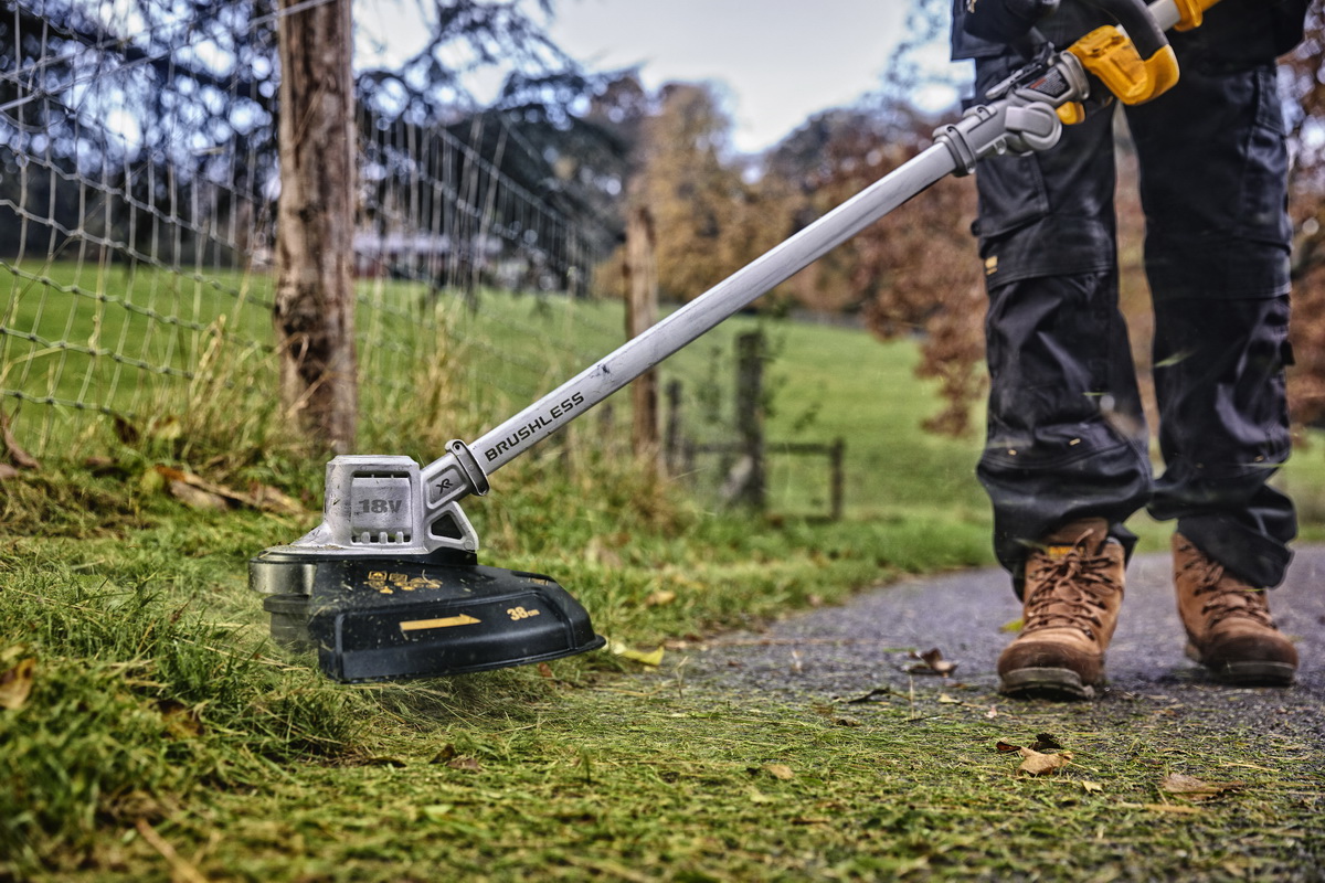 Aku strunová sekačka Dewalt DCMST561 N