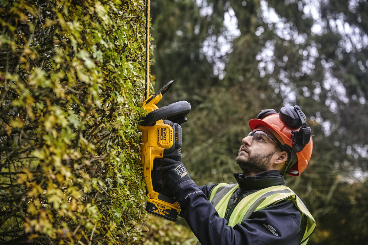 Aku plotostřih Dewalt DCMHT563 P1
