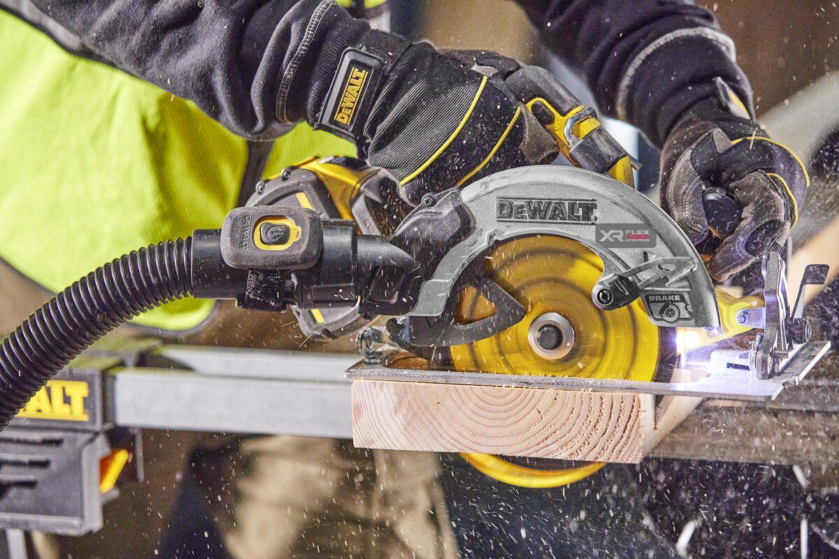 Dewalt bezuhlíková pila DCS573 T1 