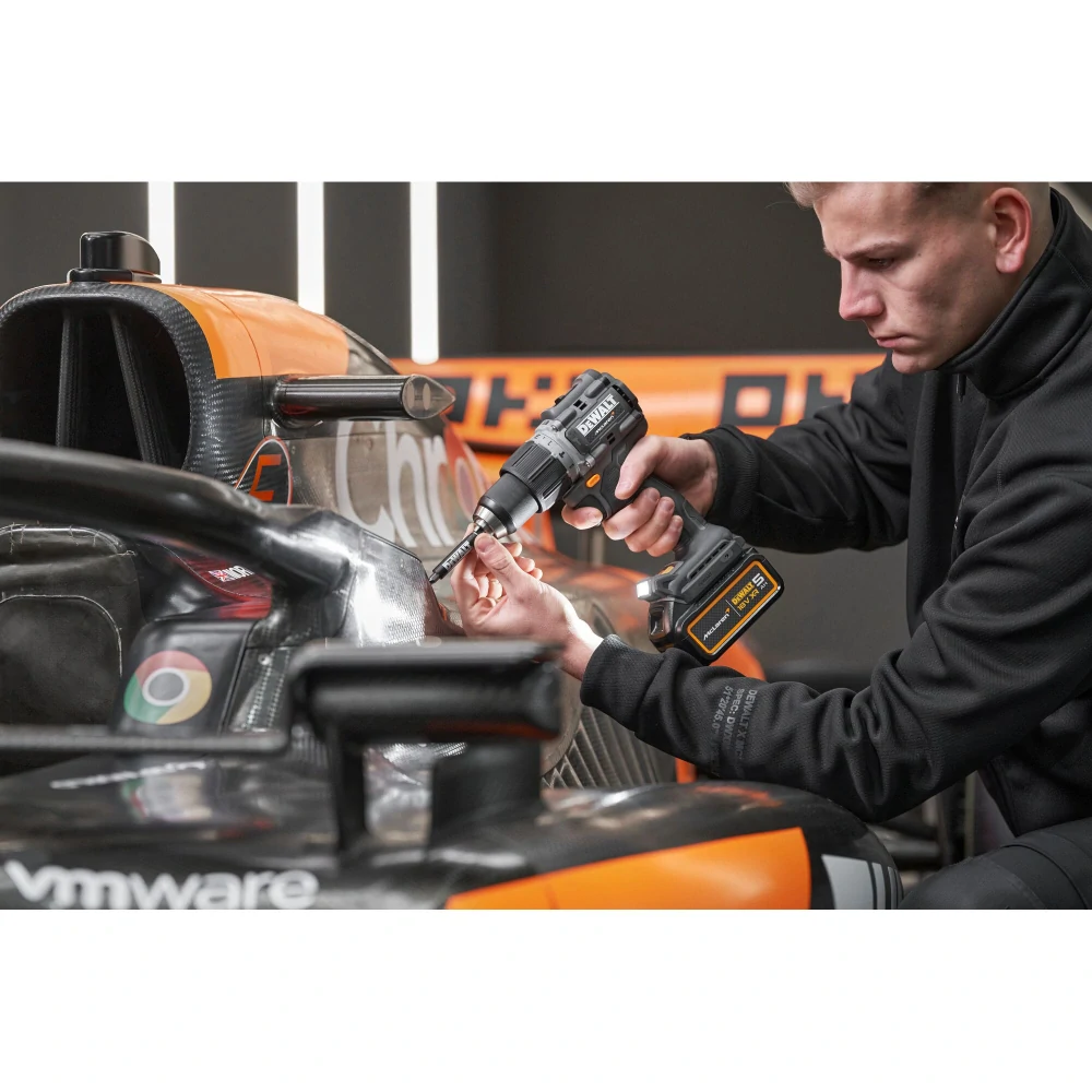 Limitovaná edice aku příklepová vrtačka Mclaren/DeWalt DCD85 MP2T