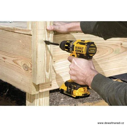Bezuhlíková aku vrtačka DeWalt  DCD790 D2 
