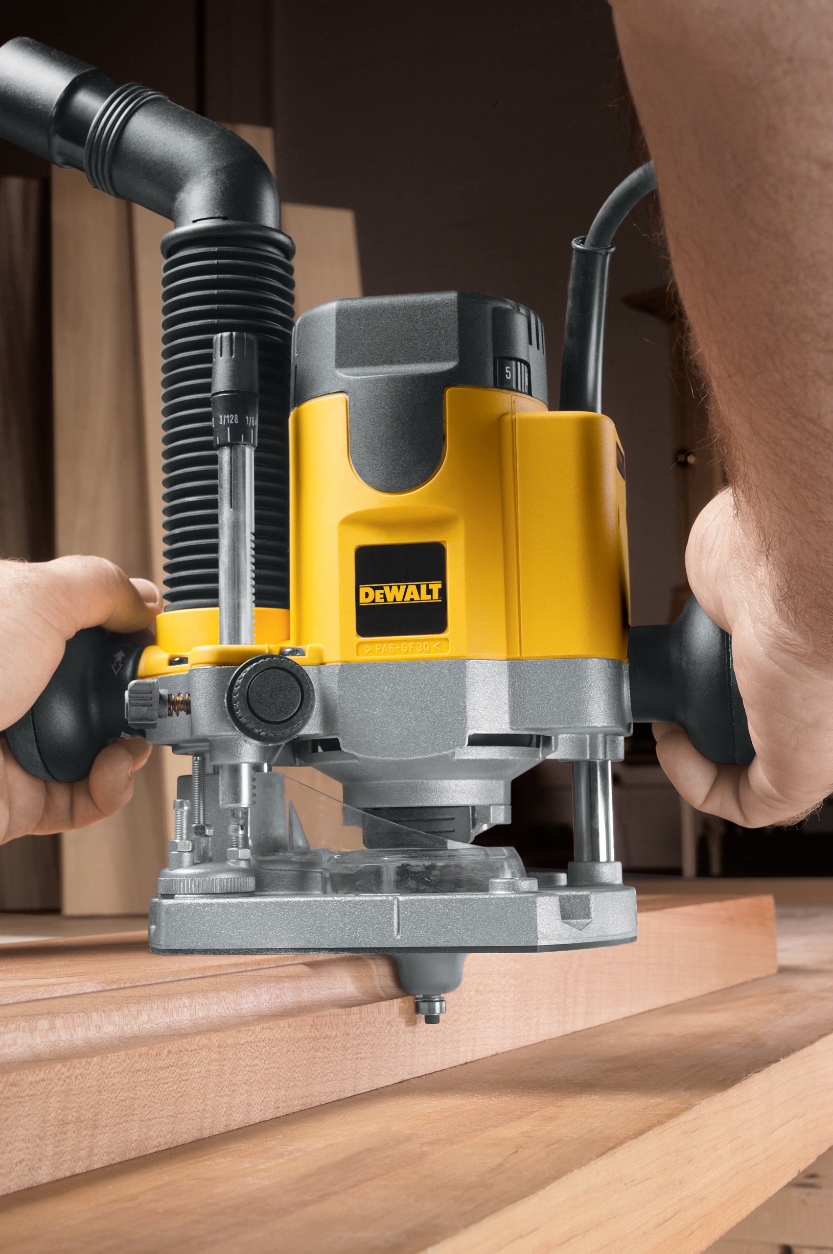 Vrchní frézka s regulací otáček Dewalt DW621