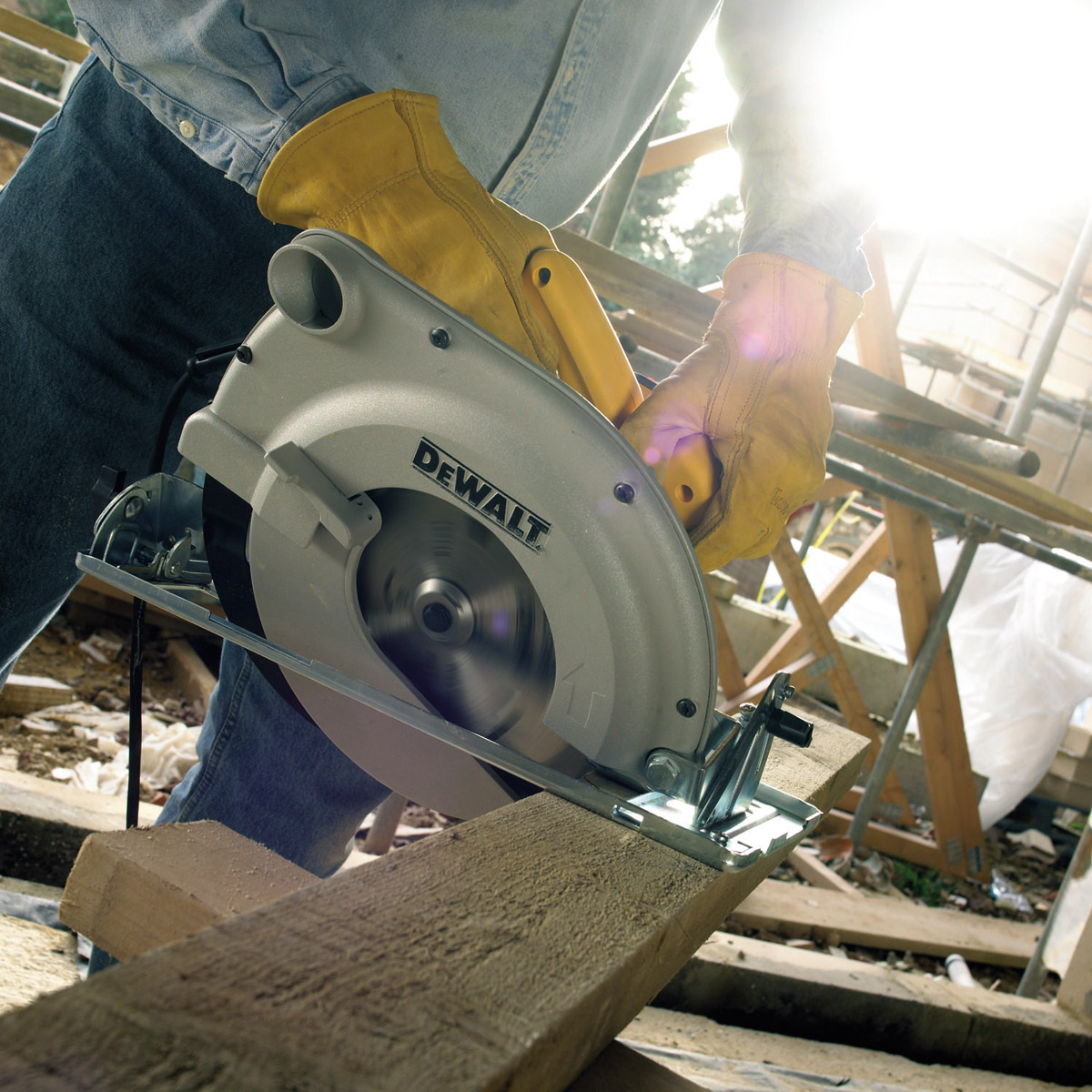 Kotoučová pila DeWalt D23700