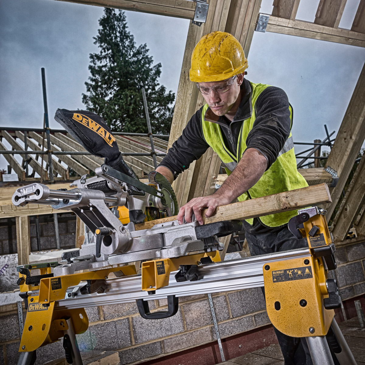 Pokosová aku pila Dewalt DCS365 M2