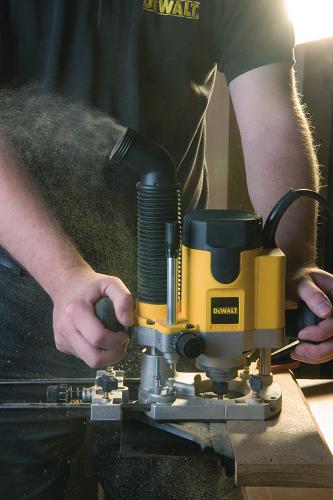 Vrchní frézka s regulací otáček Dewalt DW621 KT