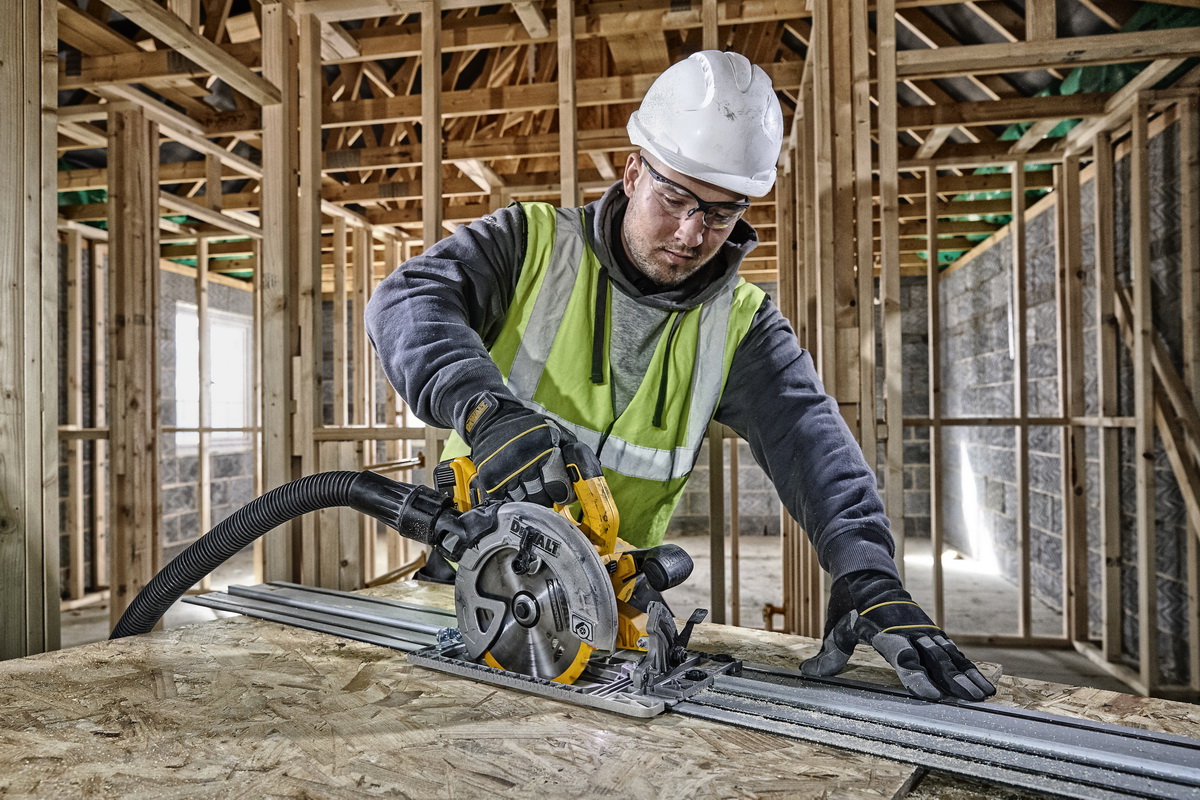 Dewalt bezuhlíková pila DCS572 P2 