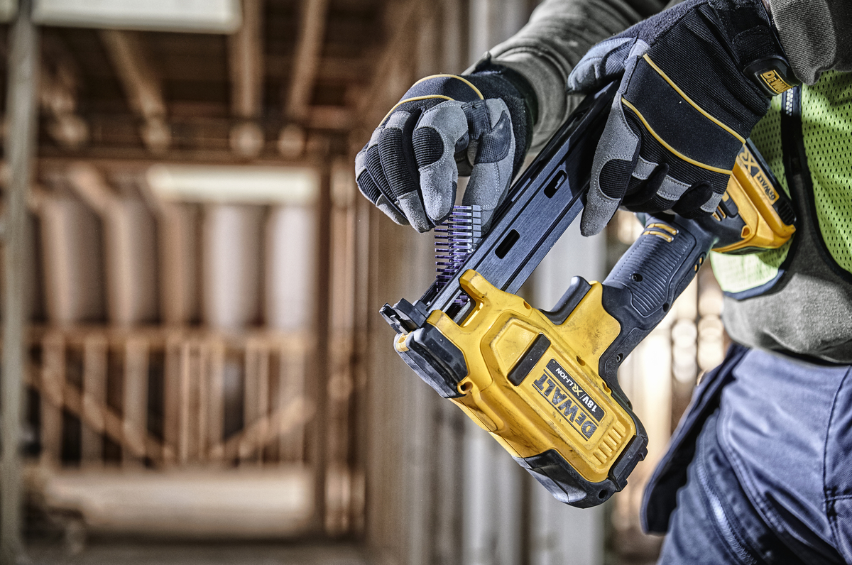 Bezuhlíková sponkovačka pro elektrikáře DeWalt  DCN701 N
