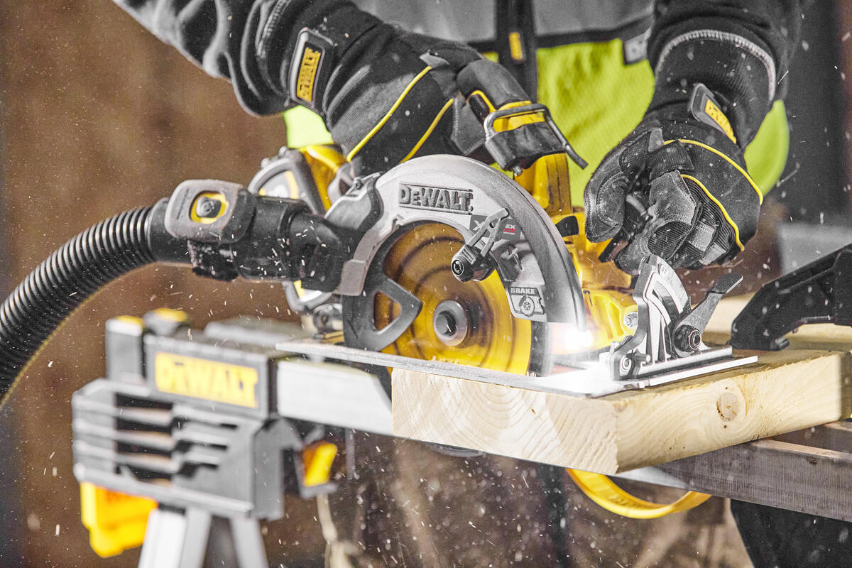 Dewalt bezuhlíková pila DCS573 T1 