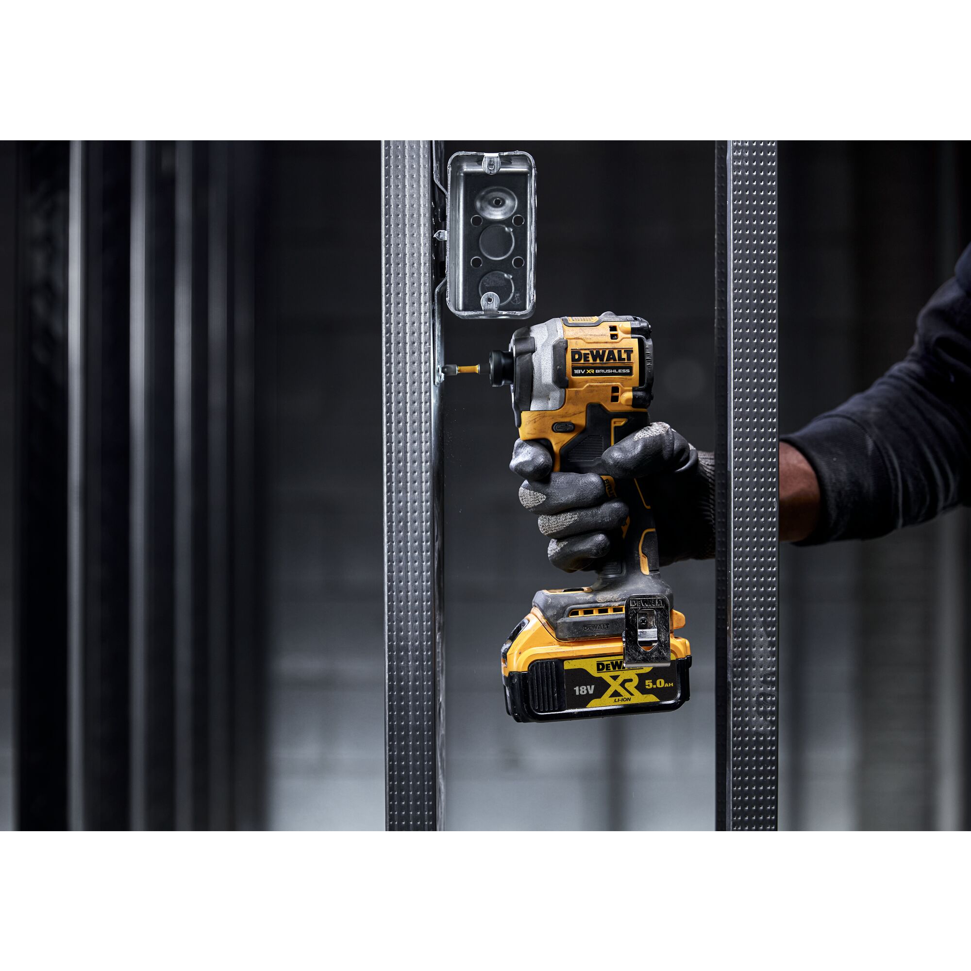 Dewalt bezuhlíkový rázový utahovák DCF850 D2T