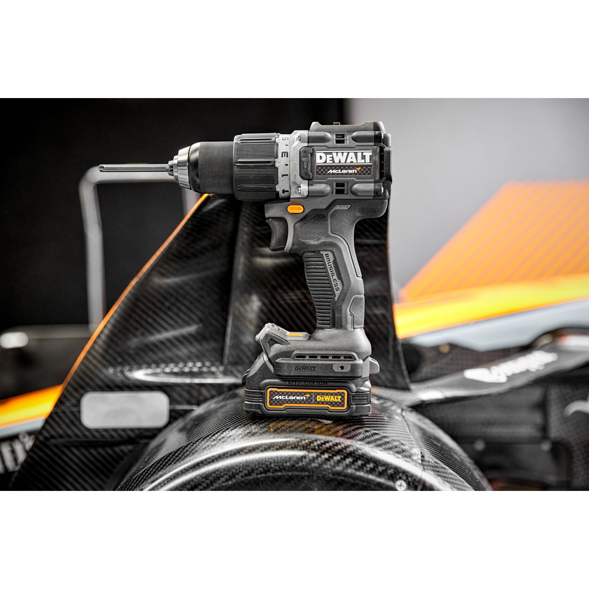 Limitovaná edice bezuhlíková sada nářadí Mclaren/DeWalt DCK200 MM2T