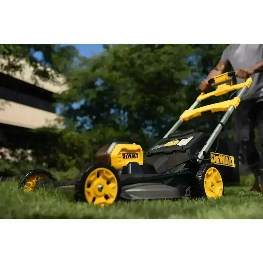 Aku zahradní sekačka s pojezdem 54V Dewalt DCMWSP550 N