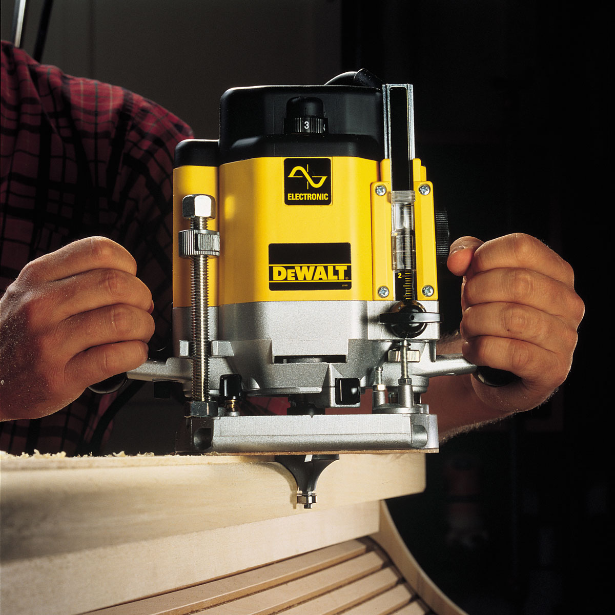 Vrchní frézka s regulací otáček Dewalt DW625 EK